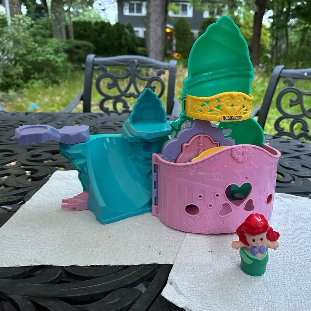 Fisher Price Disney Little Mermaid Ariel’s Castle - Picture 4 of 10